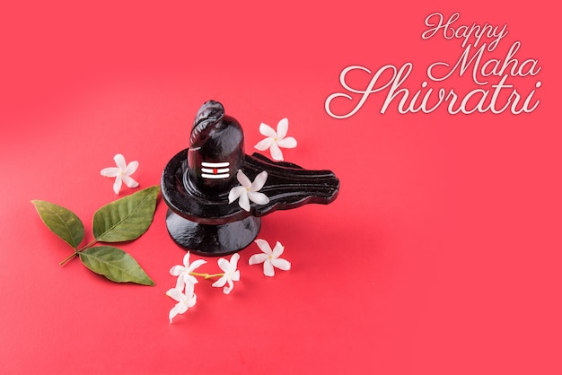Shiva Linga dekoriert mit Blumen & Bel Patra oder Blatt und Haldi Kumkum für Pooja oder Anbetung von Lord Shiva oder Shankar Bhagwan