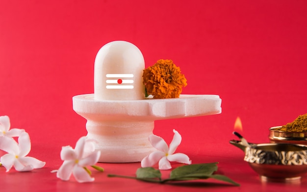 Shiva Linga dekoriert mit Blumen & Bel Patra oder Blatt und Haldi Kumkum für Pooja oder Anbetung von Lord Shiva oder Shankar Bhagwan