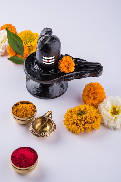 Shiva Linga dekoriert mit Blumen & Bel Patra oder Blatt und Haldi Kumkum für Pooja oder Anbetung von Lord Shiva oder Shankar Bhagwan