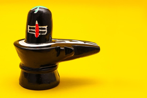 Shiva Linga sobre fondo amarillo