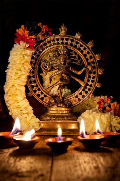 Foto shiva nataraja con las luces de diwali