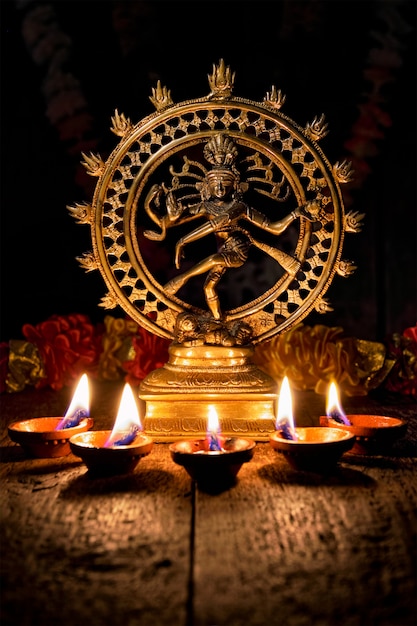 Foto shiva nataraja mit diwali-lichtern