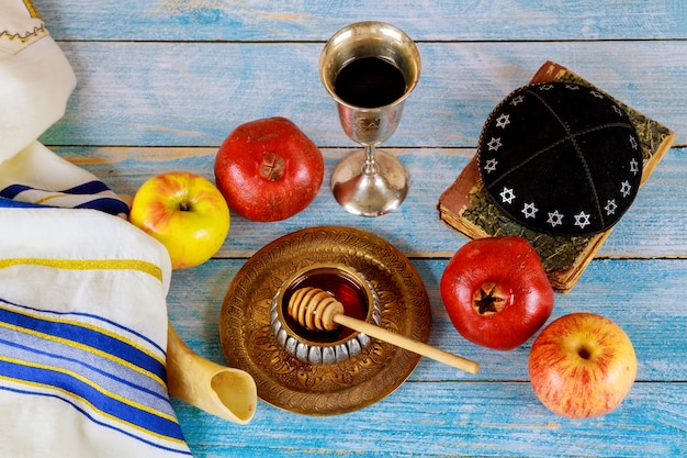 Foto shofar y tallit con tarro de miel y frutas