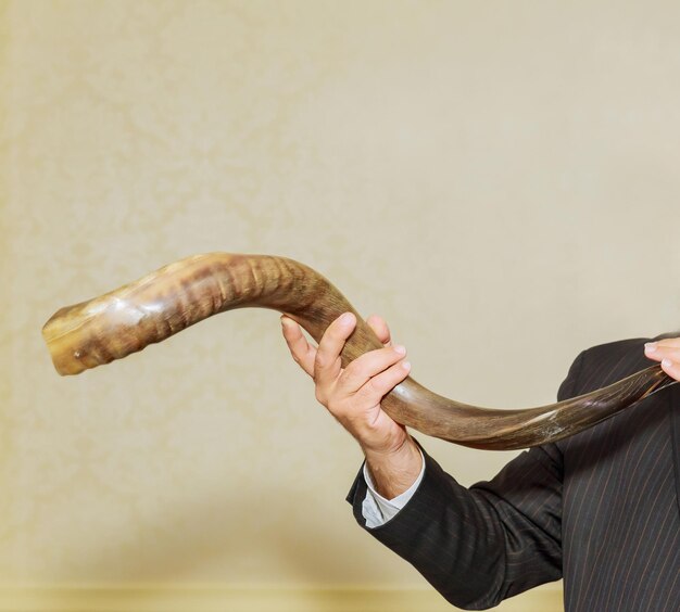 Shofar um talit em um fundo branco conceito de férias rosh hashanah jewesh