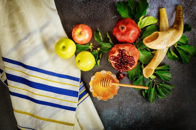 Shofar und Essen mit Talit für den jüdischen Feiertag Rosh Hashanah. Draufsicht.