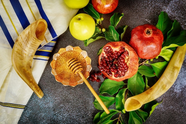 Shofar und Essen mit Talit für den jüdischen Feiertag Rosh Hashanah. Draufsicht.