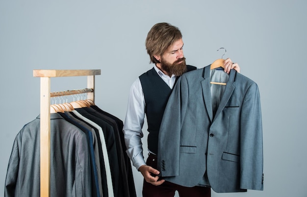 Shopper hipster hombre en probador tienda de ropa de hombre su concepto de tamaño