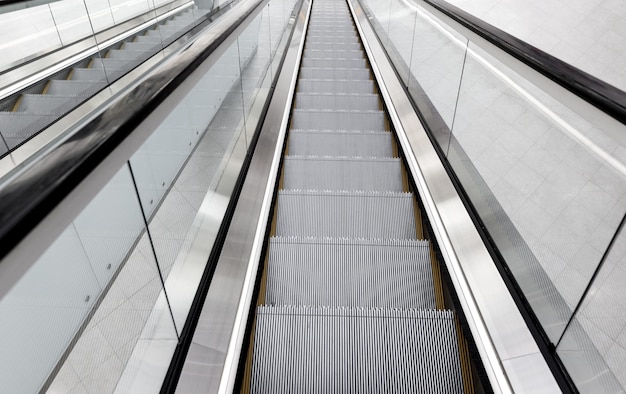 Shopping center com escadas rolantes móveis.