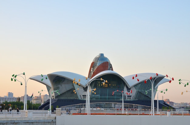 Shopping center de entretenimento na costa do Mar Cáspio em Baku