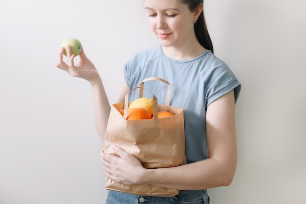 Shopping gesunde Ernährung und umweltfreundliches Konzept Nahaufnahme einer Frau, die eine Öko-Tasche mit Früchten hält