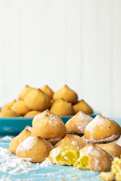 Foto shortbread com vista de recheio de geléia de biscoitos doces assados e um copo de leite foco seletivo