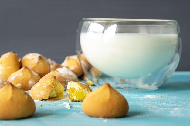 Shortbread com vista de recheio de geléia de biscoitos doces assados e um copo de leite foco seletivo