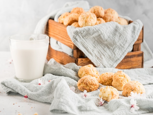 Shortbread Cookies auf hellem Hintergrund mit Frühlingsblumen. Horizontales Foto. Platz kopieren.