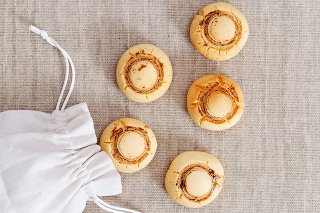 Shortbread Cookies in Form von Champignons. Gebackene süße Kekse wurden aus Tasche auf Tabelle heraus verschüttet. Ansicht von oben.