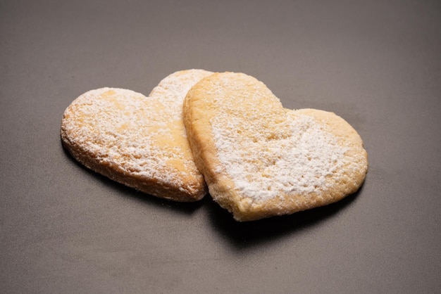 Shortbread en forma de corazón aislado sobre un fondo blanco.