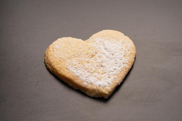 Shortbread en forma de corazón aislado sobre fondo blanco.