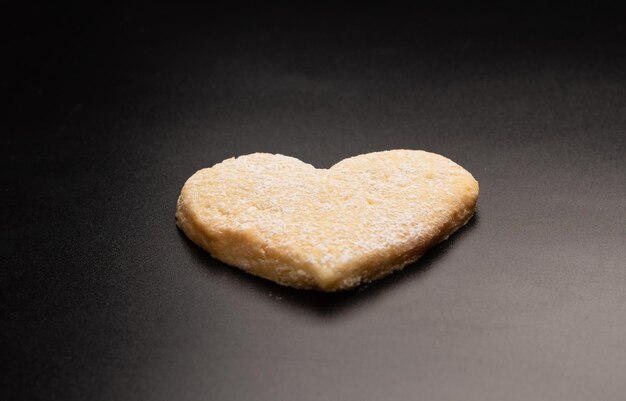 Shortbread en forma de corazón aislado sobre fondo blanco.