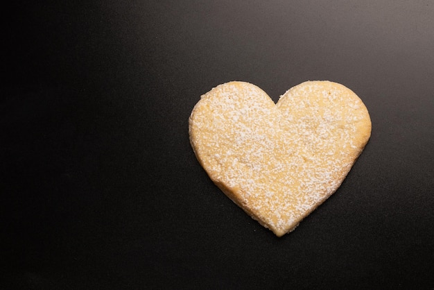 Shortbread in Form eines Herzens isoliert auf weißem Hintergrund