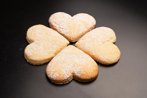 Shortbread in Form eines Herzens isoliert auf weißem Hintergrund