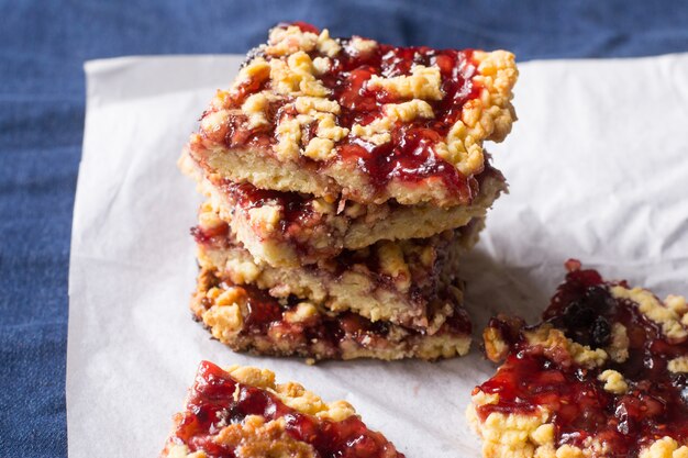 Shortbread-Kekse mit wilder Beerenmarmelade