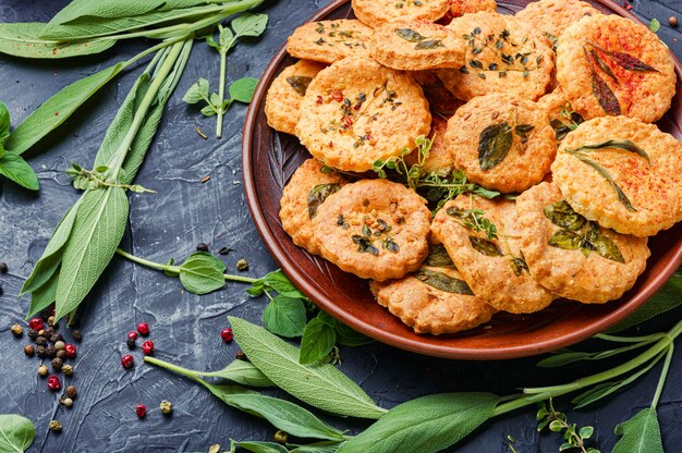 Shortbread-Kekse mit würzigen Kräutern.Kekse mit Salbei, Thymian und Rosmarin.