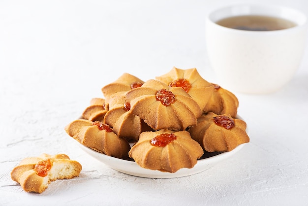 Shortbread kurabye en un plato con una taza de té Galletas de mantequilla para el Año Nuevo chino