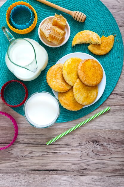 Shortbread Milchplätzchen auf einem Teller, Milch und Honig.