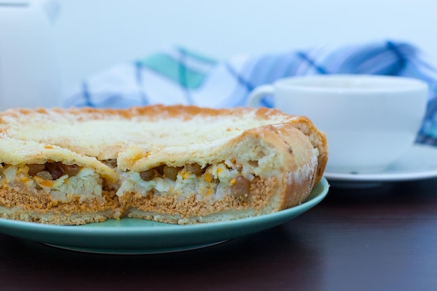 Shortbread Pie mit Mandelschokoladenfüllung und Schokoladenstückchen auf weißem Holztisch