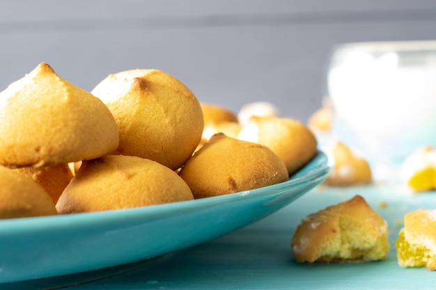 Shortbread con vista de relleno de mermelada de galletas dulces horneadas y un vaso de enfoque selectivo de leche