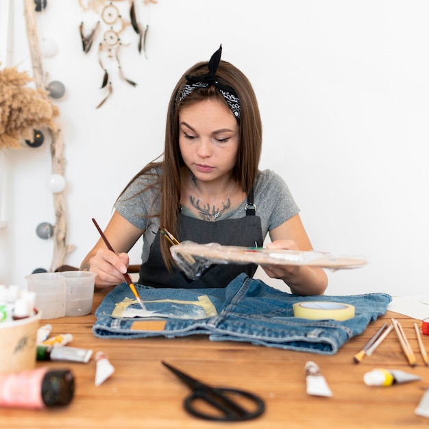 Foto shorts de pintura de mujer de tiro medio