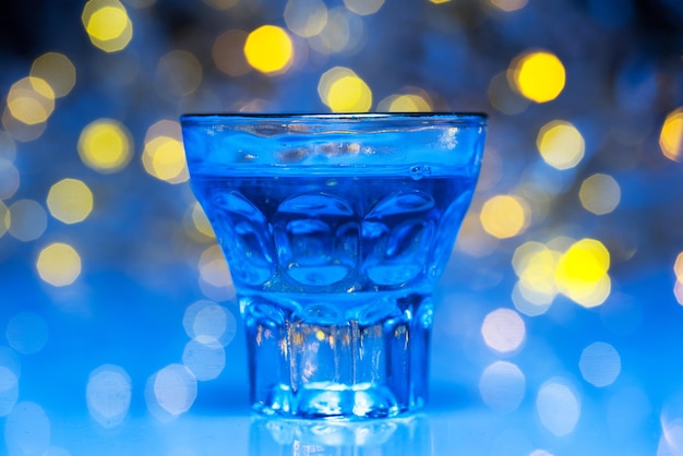 un shot de bebida alcohólica azul