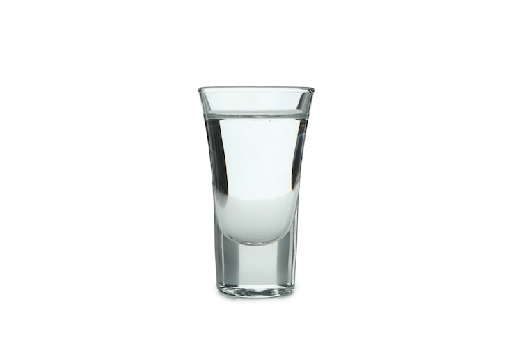 Foto shot de vodka isolada na superfície branca
