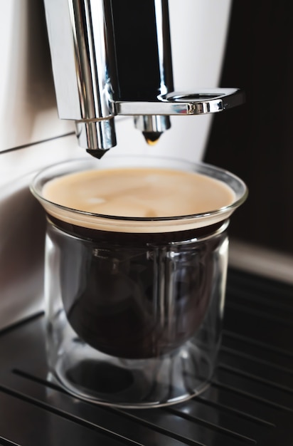 Shot Espresson e máquina de café. Café em casa conceito.