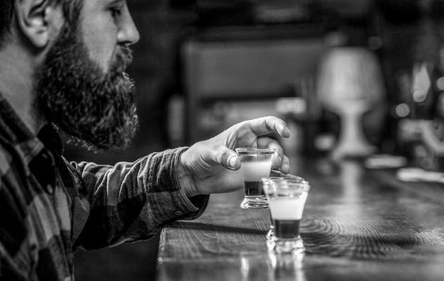 Shots de tequila vodcawhisky rum Beber álcool em copos em uma boate ou bar Preto e branco