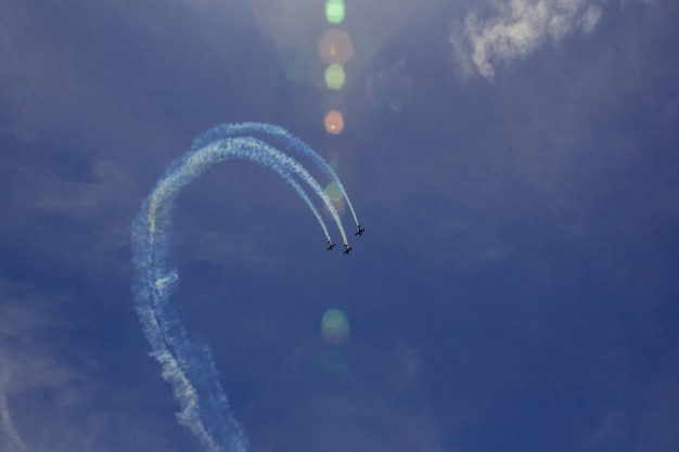 Show aéreo do avião de nuvens do céu