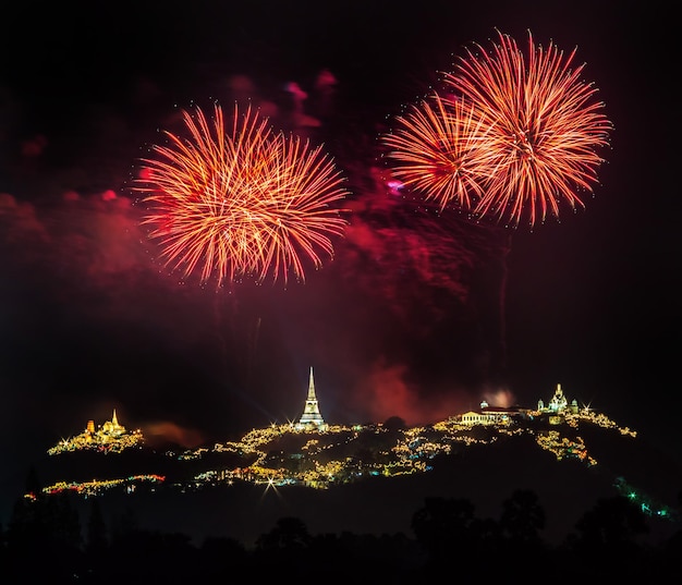 Show de fogos de artifício na noite escura em Phra Nakorn Kiri Khao Wang em Petchaburi Tailândia