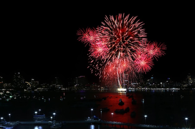 Show de fogos de artifício na praia de Pattaya