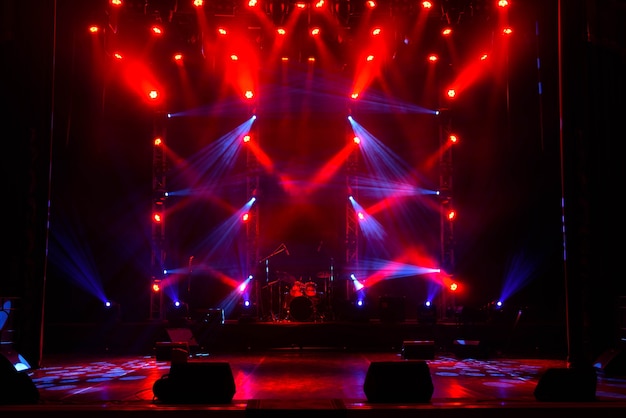 Show de luzes no concerto, luzes do palco, luzes coloridas do palco, show de luzes no concerto.