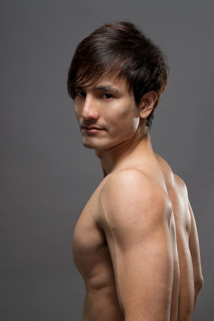Show de hombre asiático guapo sexy con músculo en estudio.