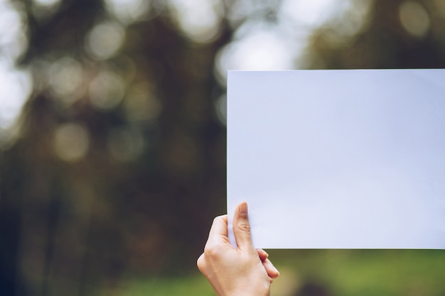 Showbusiness-Papier in der Hand auf Natur