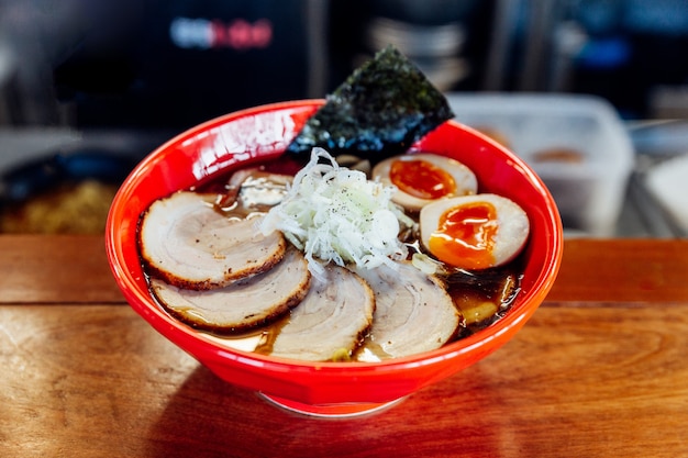 Shoyu Chashu Ramen: japanische Ramen in Shoyu-Saucen-Suppe mit Chashu-Schweinefleisch, gekochtem Ei, trockenem s