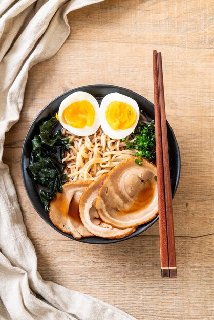 Shoyu macarrão com carne de porco e ovo