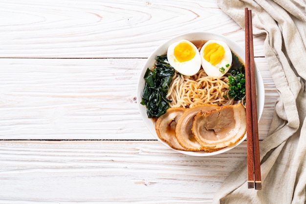 Shoyu macarrão com carne de porco e ovo