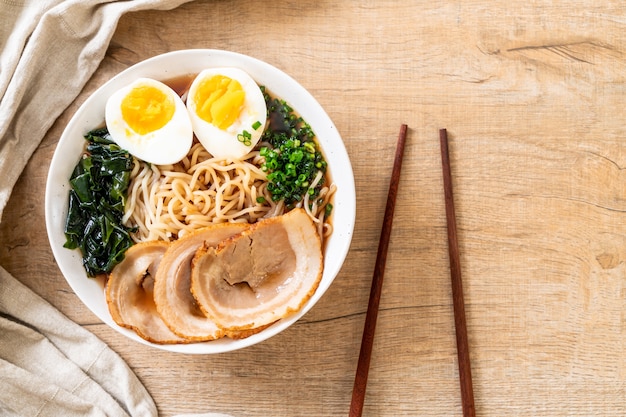 Shoyu macarrão com carne de porco e ovo