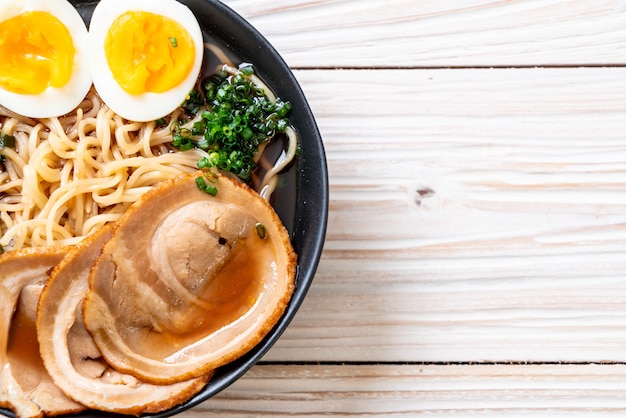 Shoyu macarrão com carne de porco e ovo