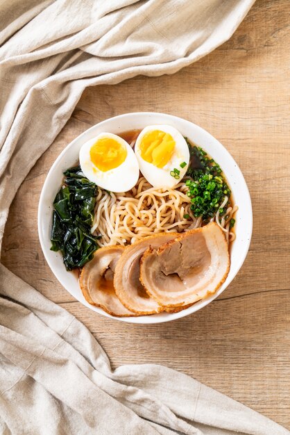 Shoyu macarrão com carne de porco e ovo