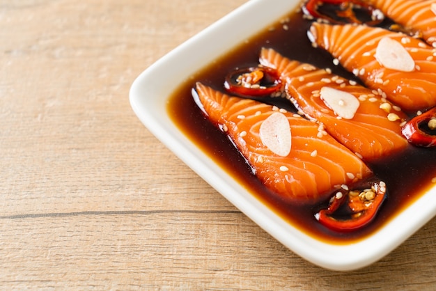 Shoyu marinado com salmão ou molho de soja em conserva com salmão no estilo coreano