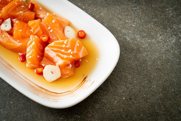 Shoyu marinado cru de salmão fresco ou molho de soja em conserva de salmão