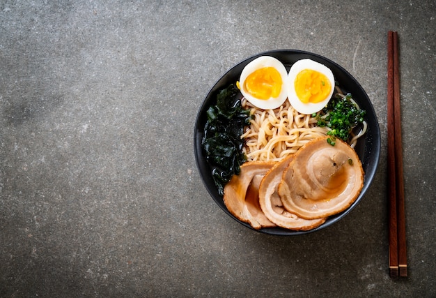 Shoyu ramen fideos con carne de cerdo y huevo