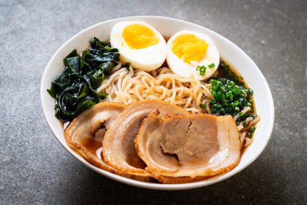 Shoyu Ramen Nudel mit Schweinefleisch und Ei